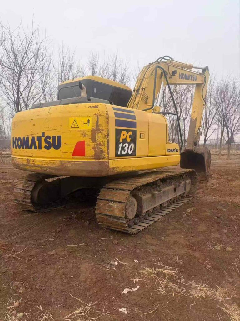 KOMATSU PC130