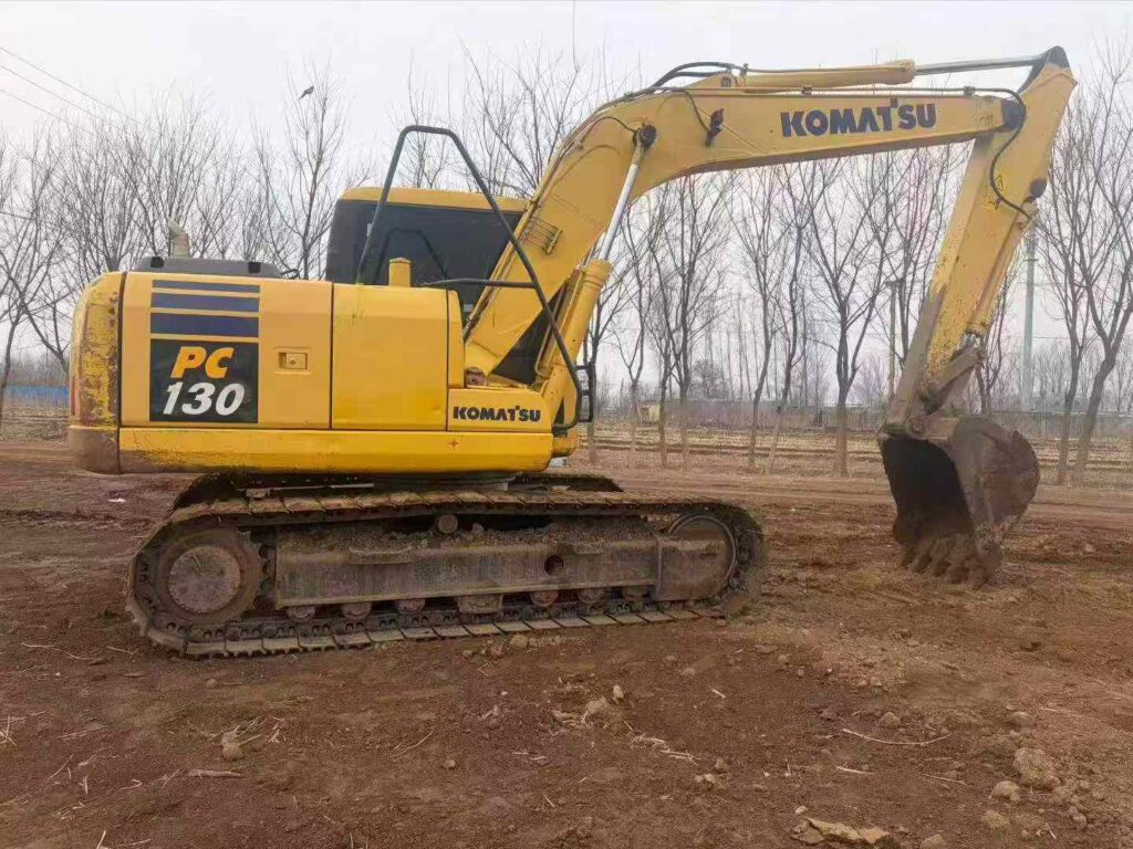 KOMATSU PC130