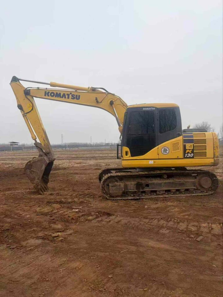 KOMATSU PC130