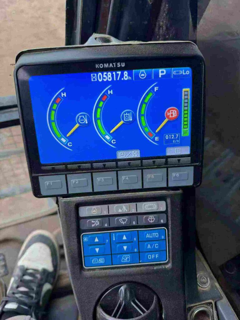 KOMATSU PC200