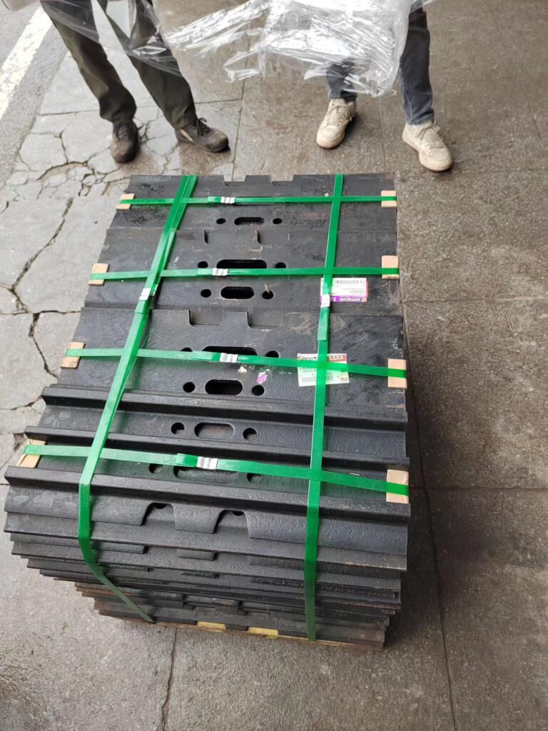 CAT 320, HITACHI 200, HITACHI 130 Track Shoe / Track Pad spare parts photo 3