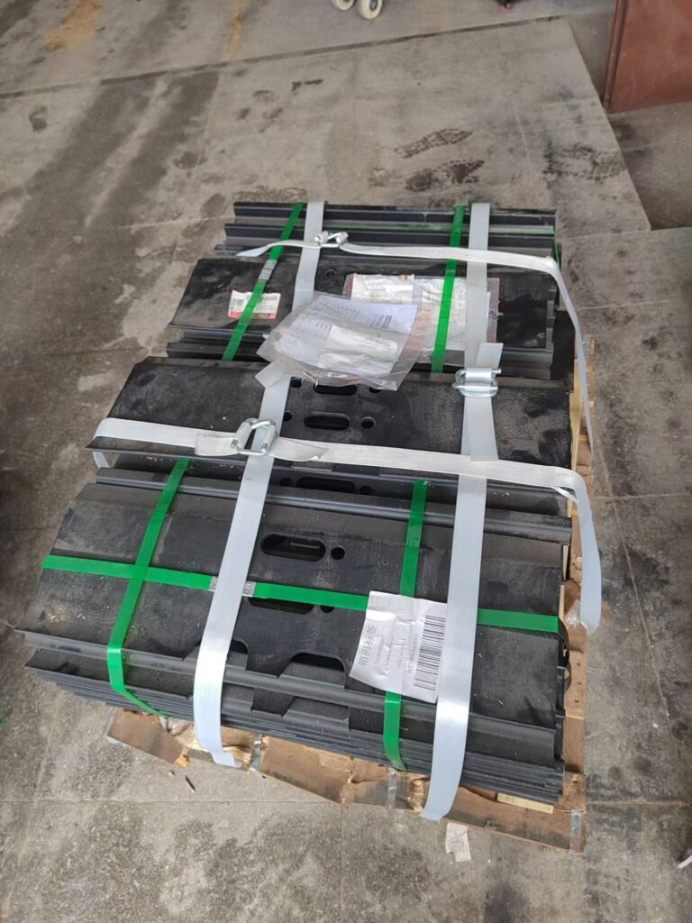 CAT 320, HITACHI 200, HITACHI 130 Track Shoe / Track Pad spare parts photo 4