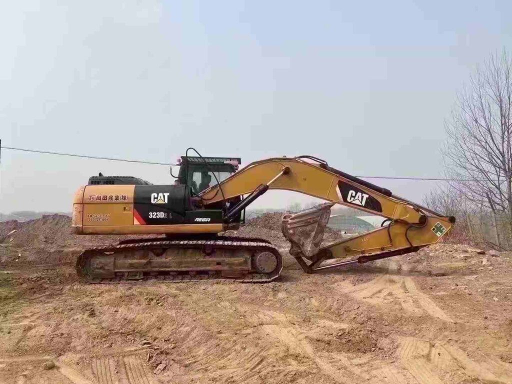CAT 323D2 used excavator photo 2