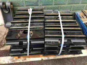 CAT 352 Track Shoe / Track Pad spare parts photo 1