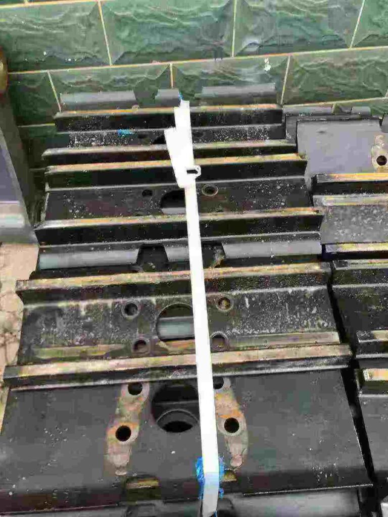 CAT 352 Track Shoe / Track Pad spare parts photo 2