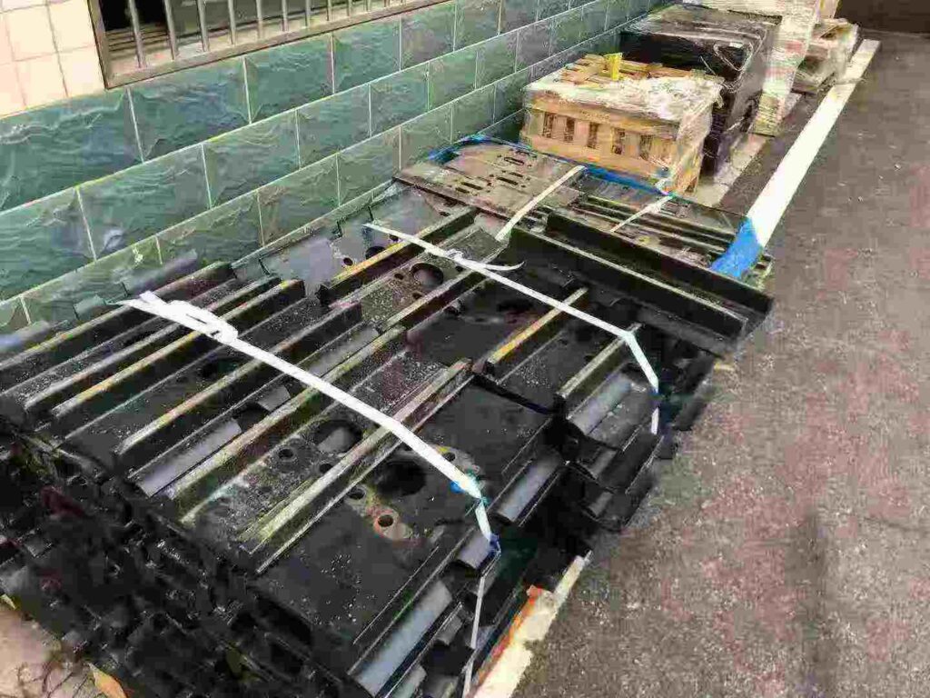 CAT 352 Track Shoe / Track Pad spare parts photo 4