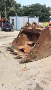 DOOSAN 520 Excavator Bucket spare parts photo 1