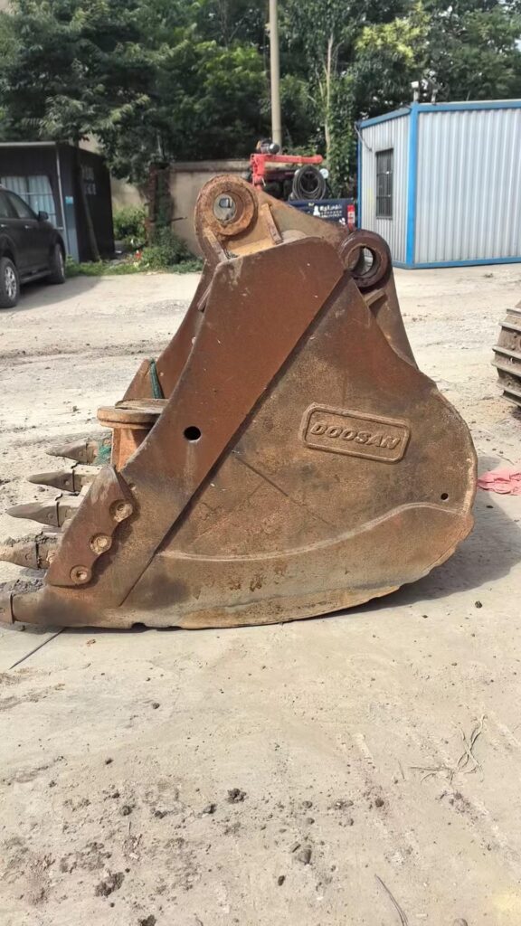 DOOSAN 520 Excavator Bucket spare parts photo 2