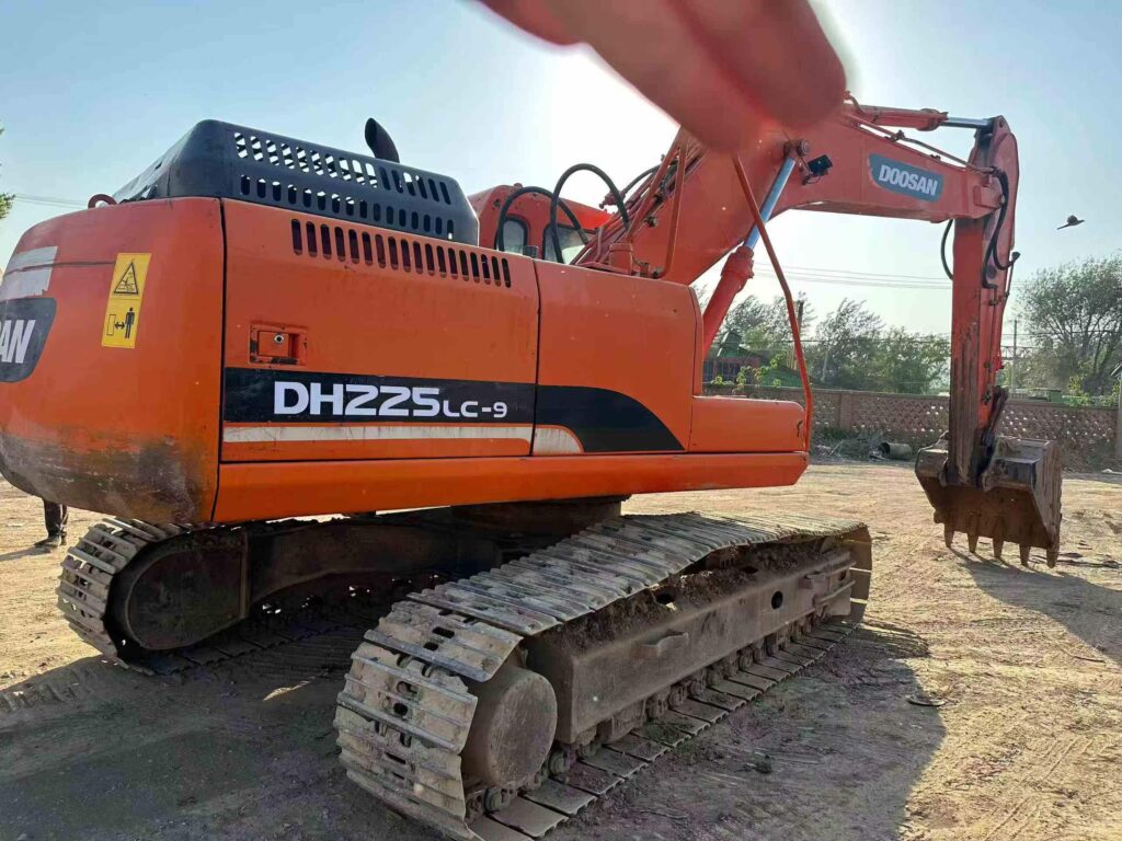 DOOSAN DH225-9 used excavator photo 1
