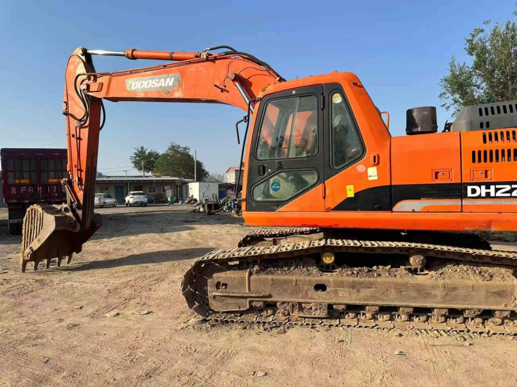 DOOSAN DH225-9 used excavator photo 2