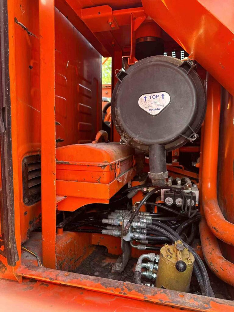 DOOSAN DH225-9 used excavator photo 5