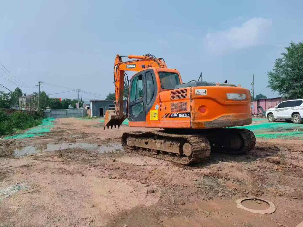 DOOSAN DX150 used excavator photo 1