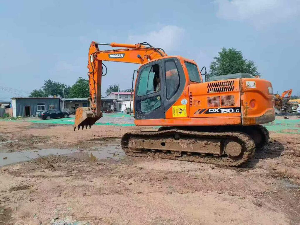 DOOSAN DX150 used excavator photo 2