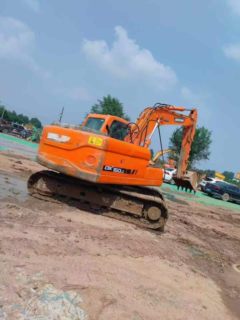DOOSAN DX150 used excavator photo 3