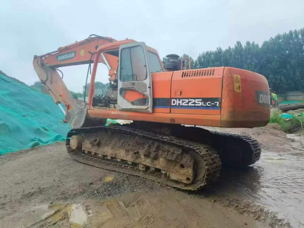 DOOSAN DX220-7 used excavator photo 1