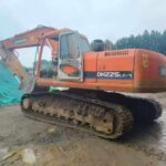 DOOSAN DX220-7 used excavator photo 1