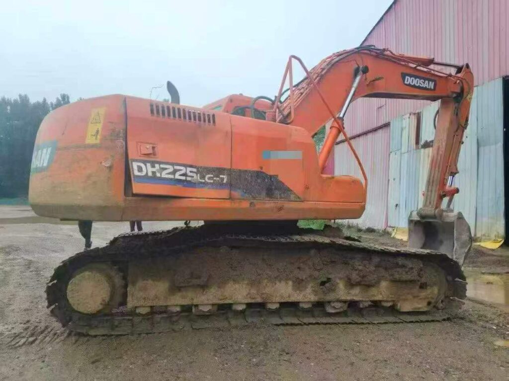 DOOSAN DX220-7 used excavator photo 2