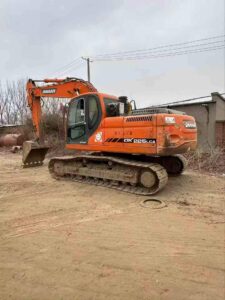 DOOSAN DX225 used excavator photo 1
