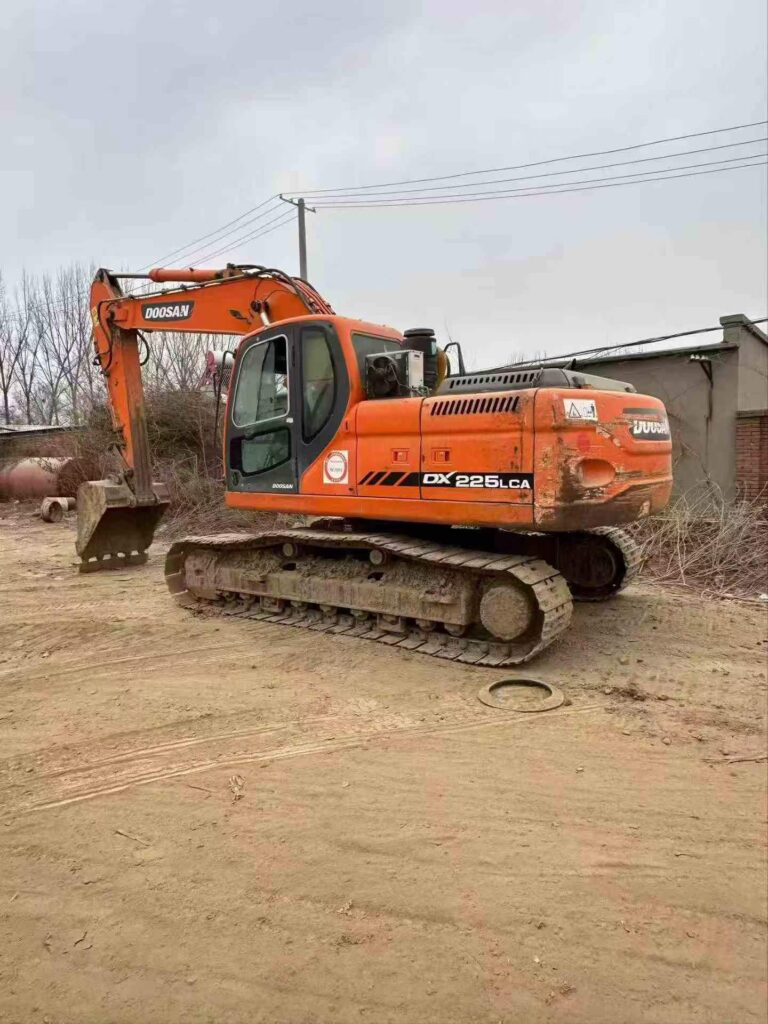 DOOSAN DX225 used excavator photo 1