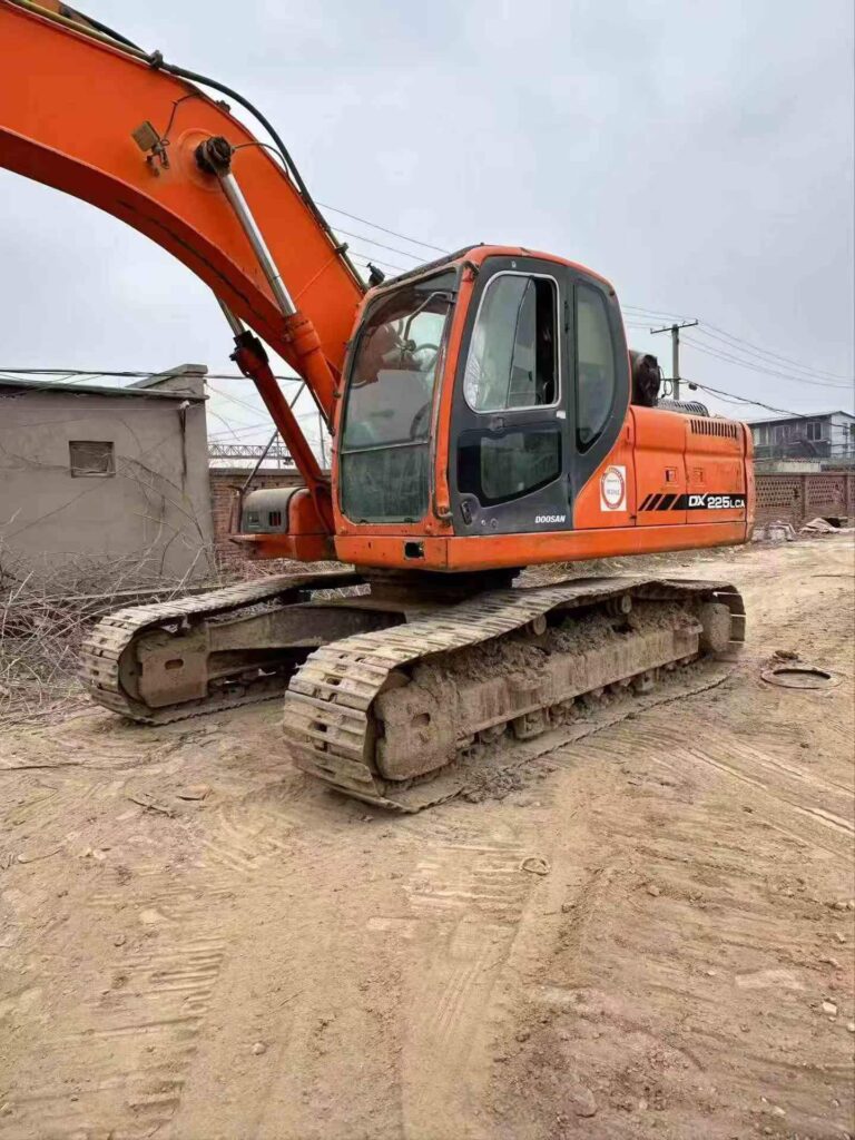 DOOSAN DX225 used excavator photo 2