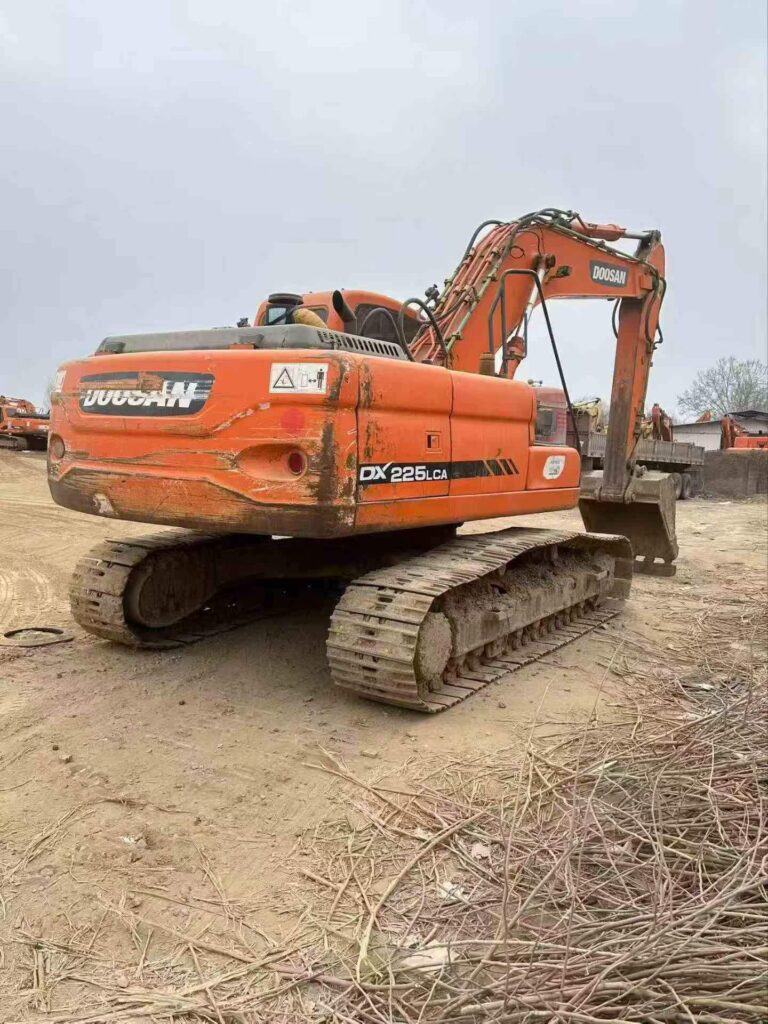 DOOSAN DX225 used excavator photo 3