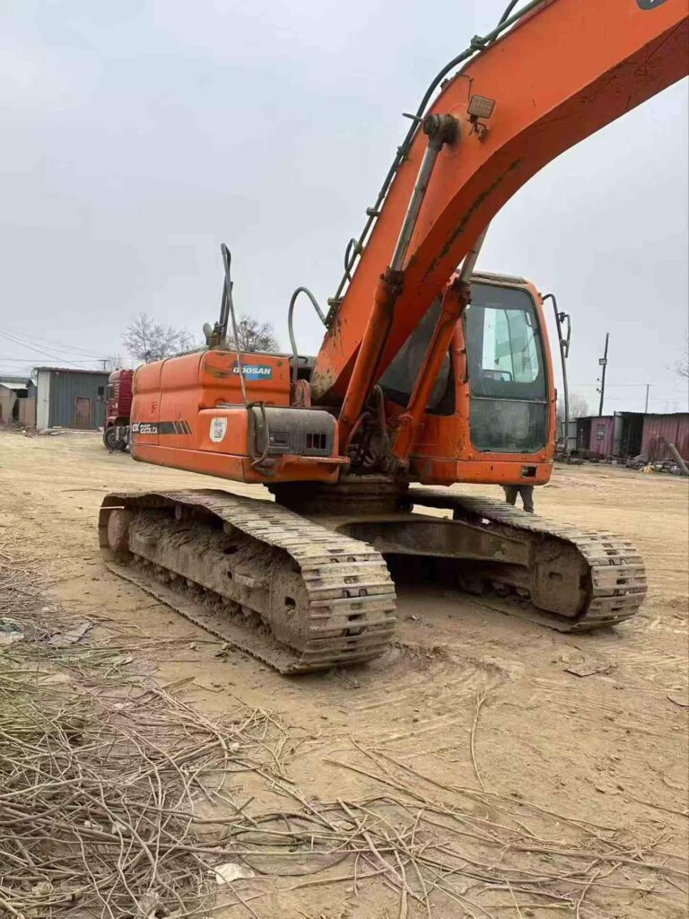 DOOSAN DX225 used excavator photo 4