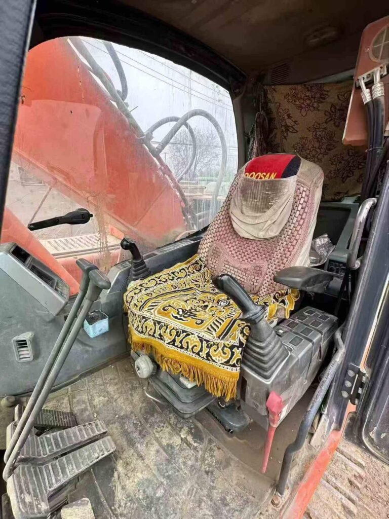 DOOSAN DX225 used excavator photo 9