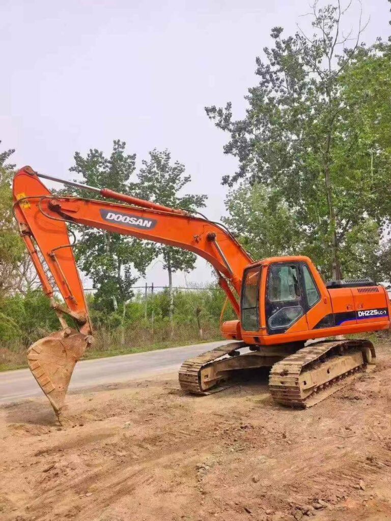 DOOSAN DX225-7 used excavator photo 2