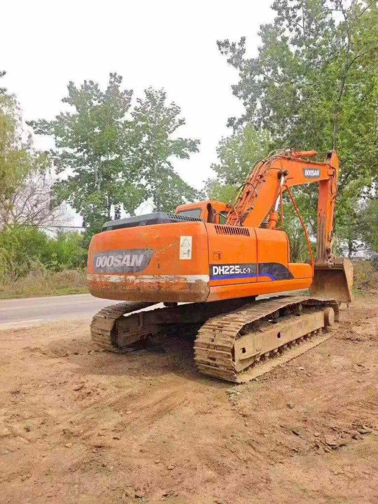 DOOSAN DX225-7 used excavator photo 3