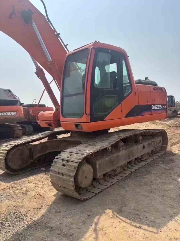 DOOSAN DX225-7 used excavator photo 1