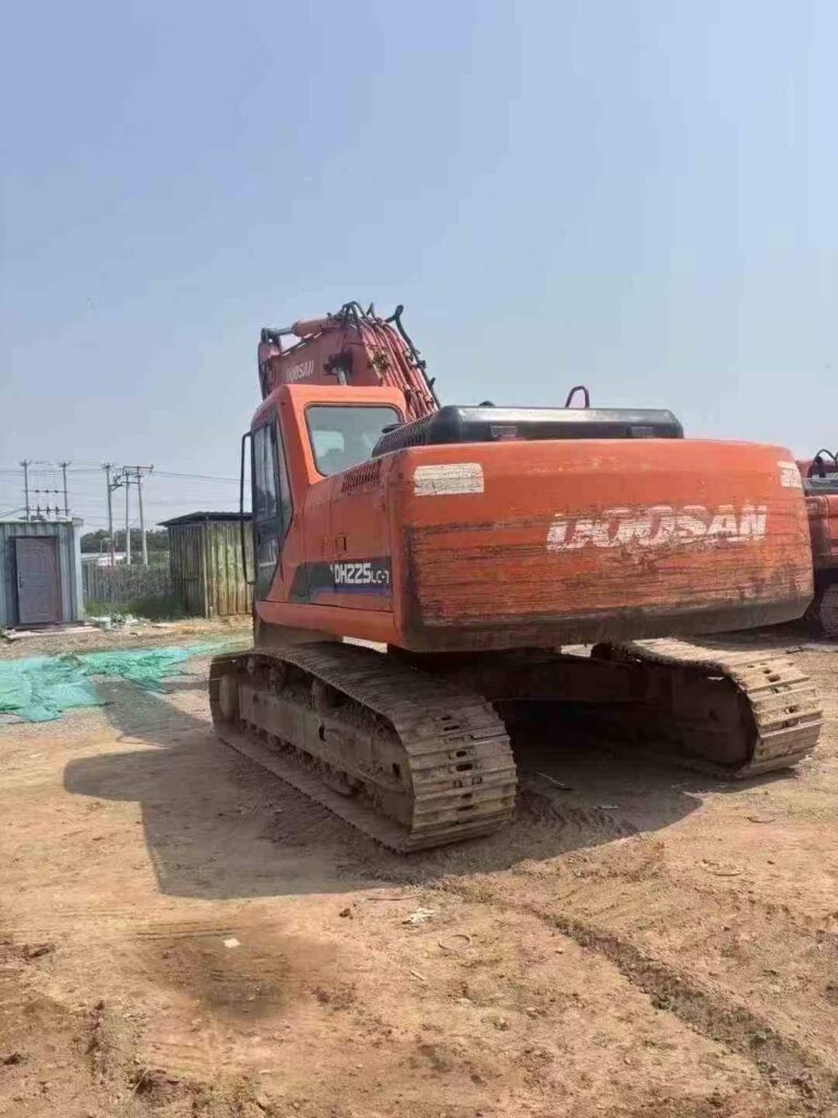 DOOSAN DX225-7 used excavator photo 4