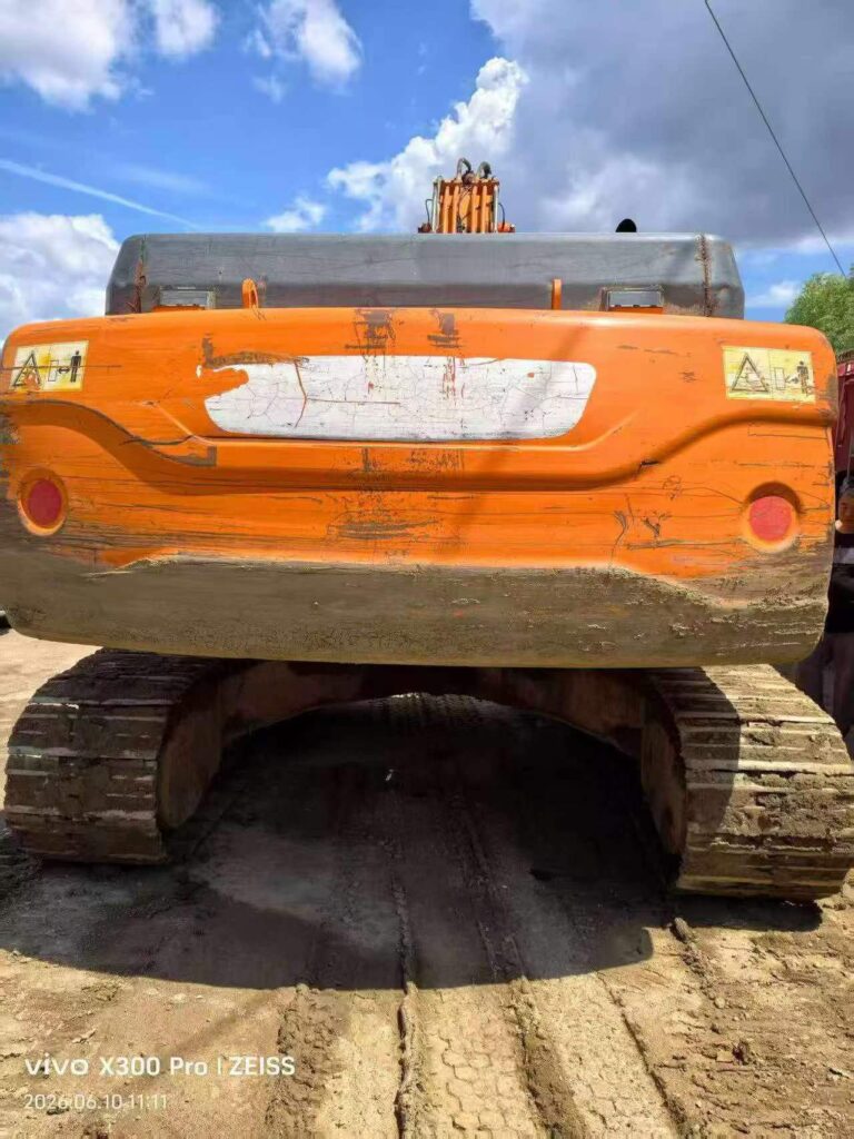 DOOSAN DX260 used excavator photo 1