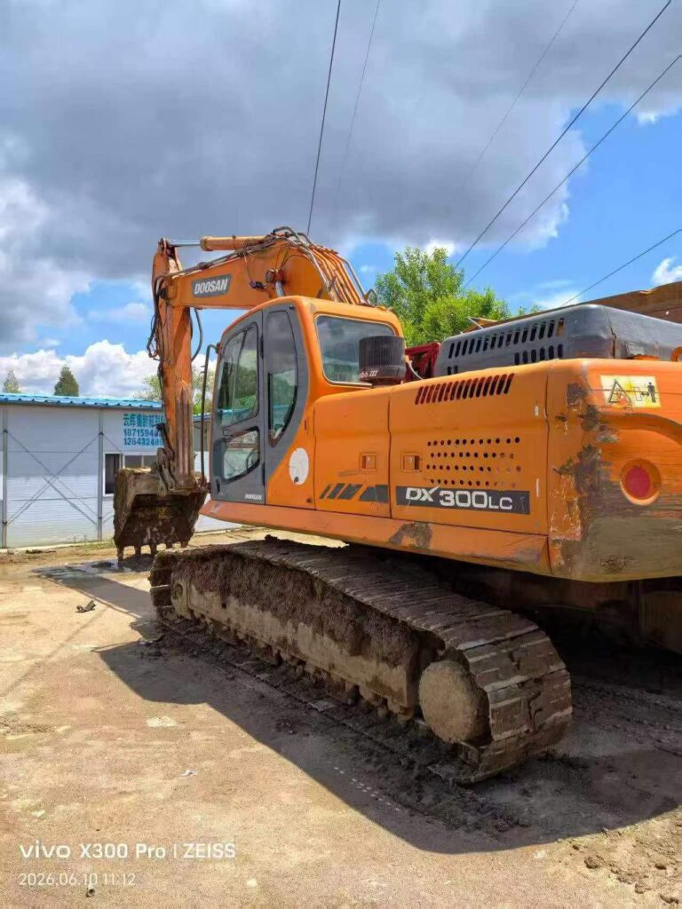 DOOSAN DX260 used excavator photo 2