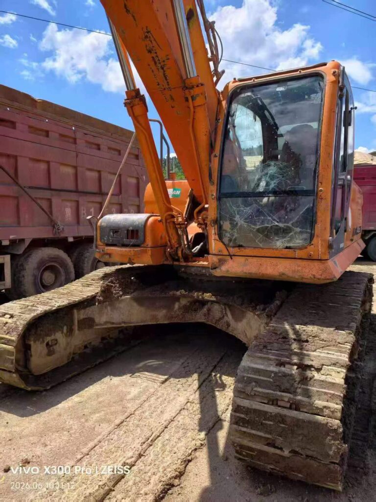 DOOSAN DX260 used excavator photo 3