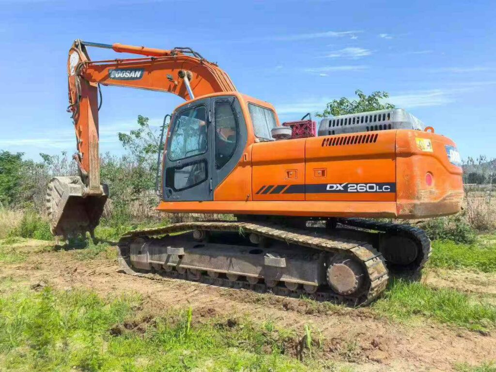 DOOSAN DX260 used excavator photo 1