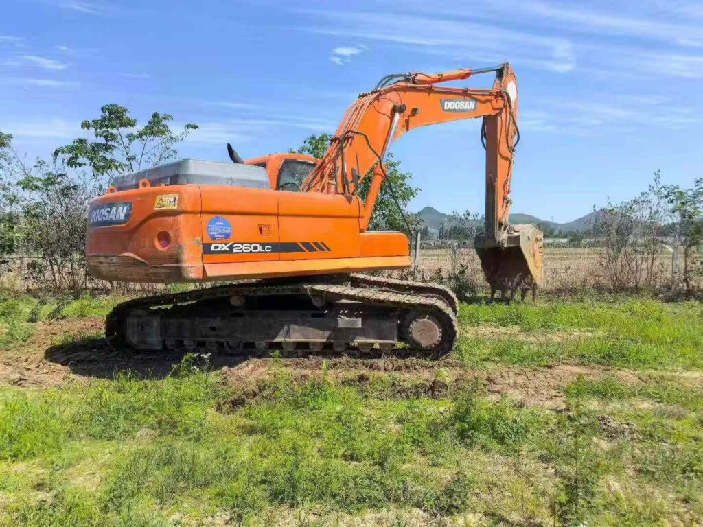 DOOSAN DX260 used excavator photo 2