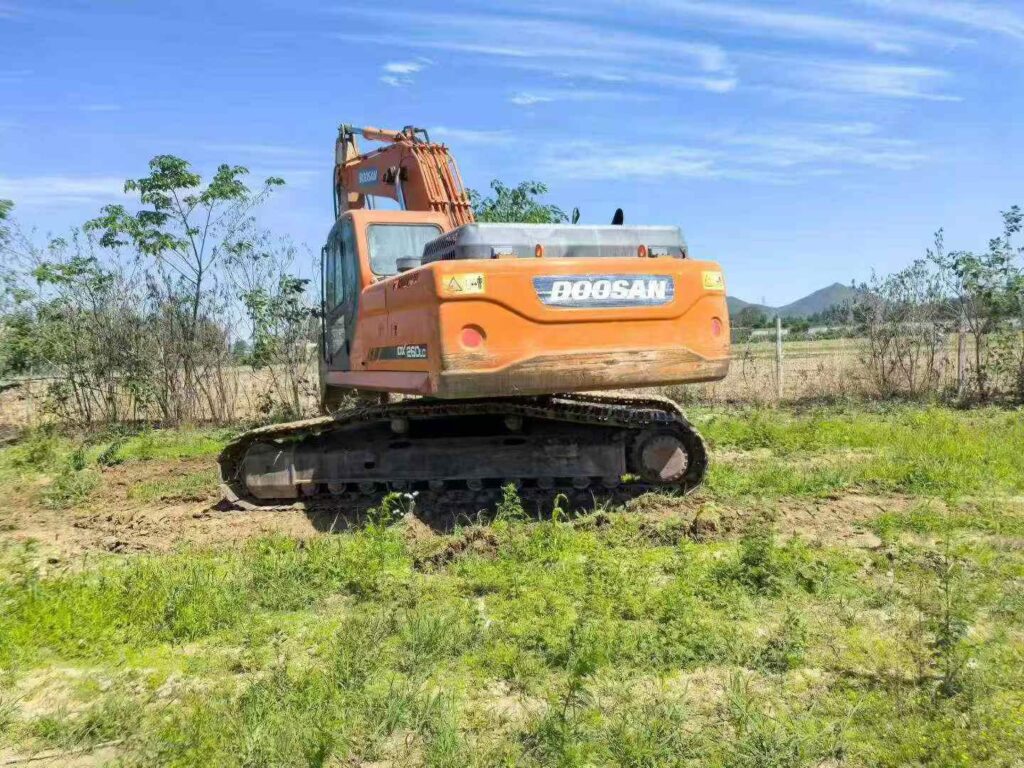 DOOSAN DX260 used excavator photo 5