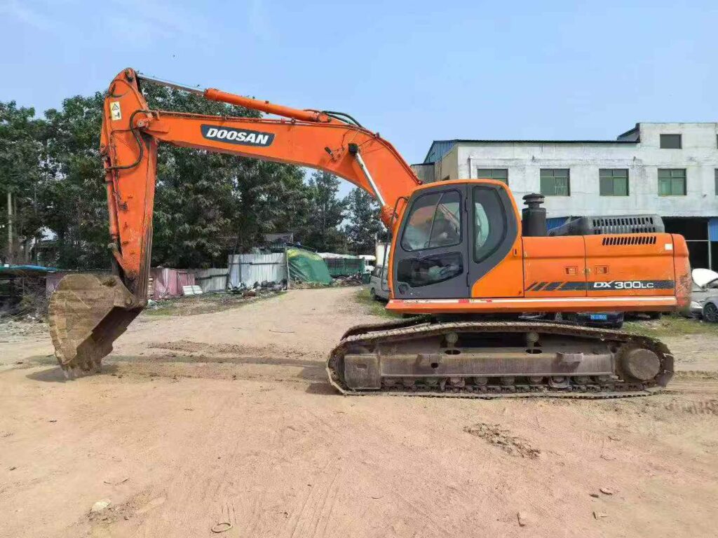 DOOSAN DX260 used excavator photo 1