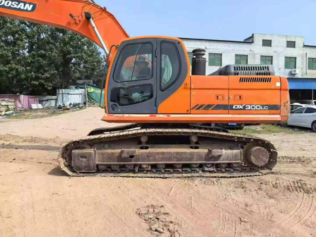 DOOSAN DX260 used excavator photo 2