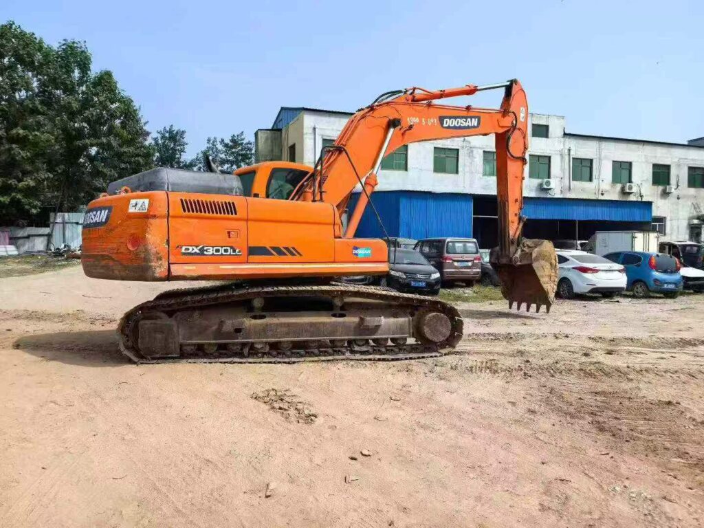 DOOSAN DX260 used excavator photo 4