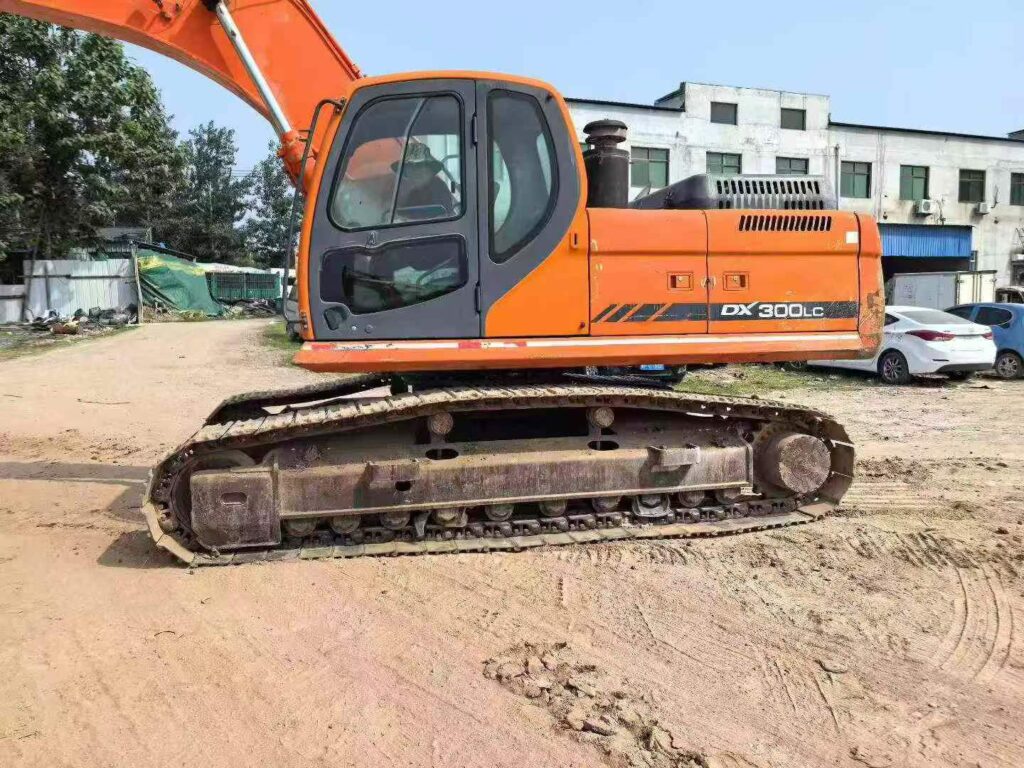DOOSAN DX260 used excavator photo 6