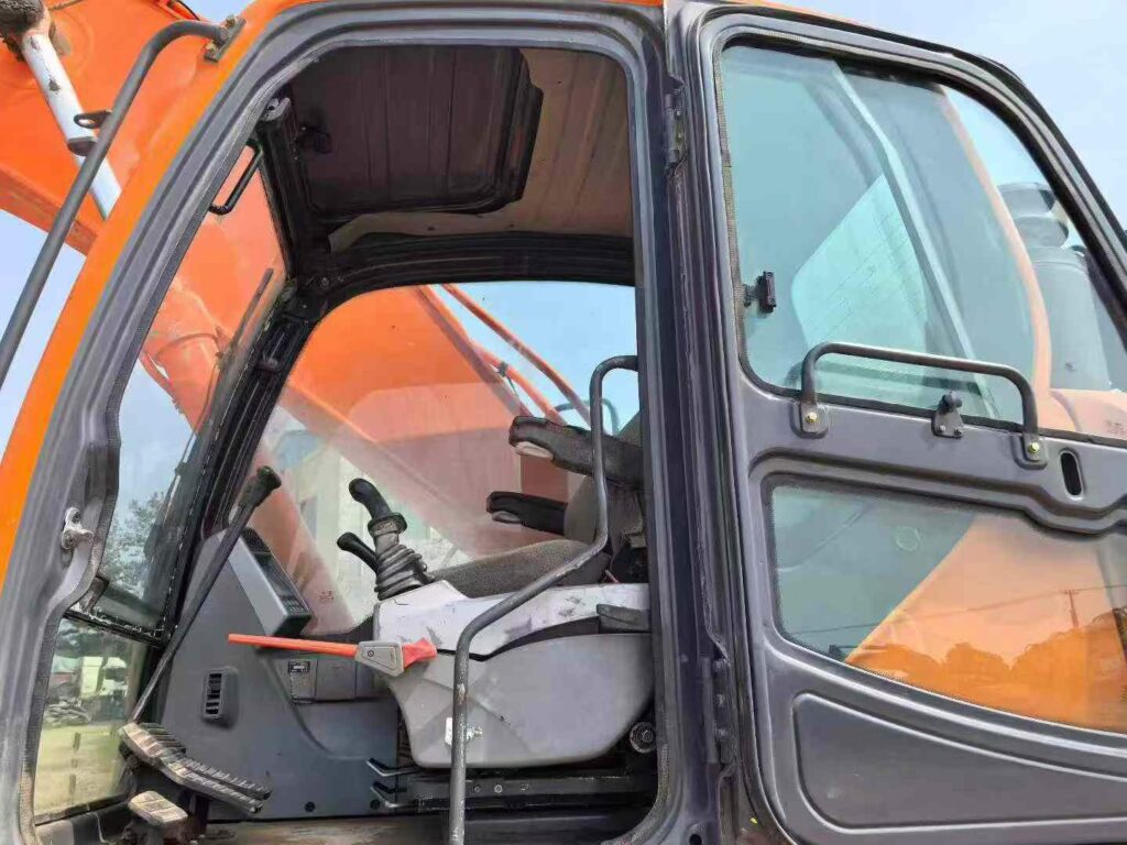DOOSAN DX260 used excavator photo 8