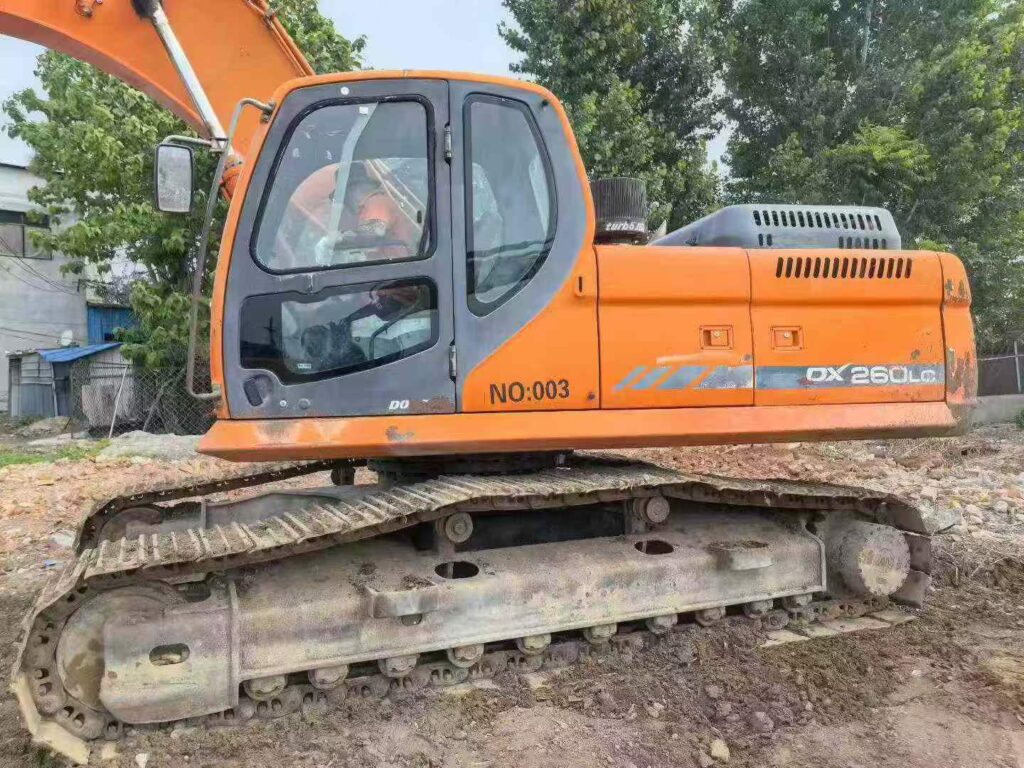 DOOSAN DX260 used excavator photo 1