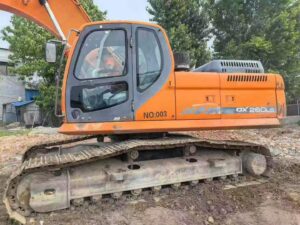 DOOSAN DX260 used excavator photo 1