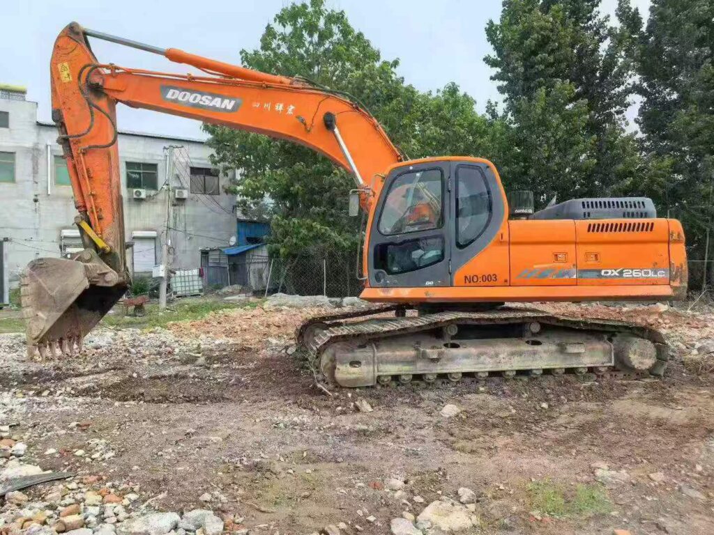 DOOSAN DX260 used excavator photo 2