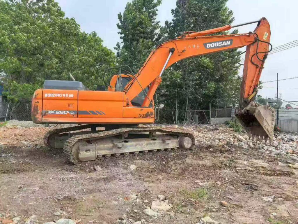 DOOSAN DX260 used excavator photo 3