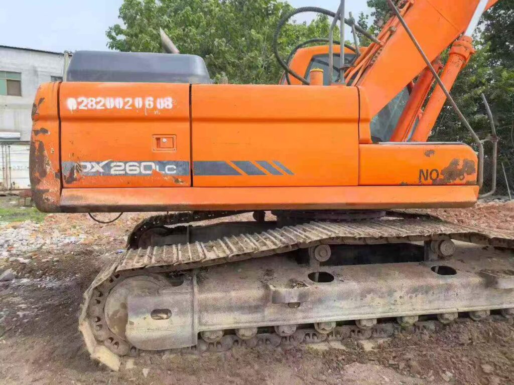 DOOSAN DX260 used excavator photo 4
