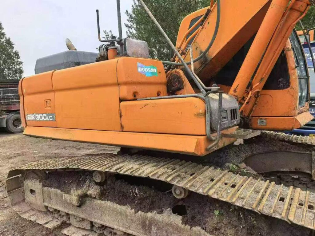 DOOSAN DX260 used excavator photo 1