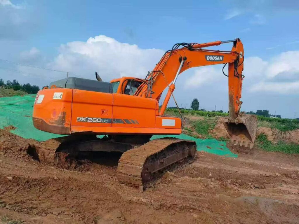 DOOSAN DX260 used excavator photo 2
