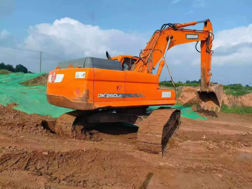 DOOSAN DX260 used excavator photo 3